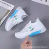 Moda combinable para mujer Tejido volador para estudiantes Deportes al aire libre Antideslizante Resistente al desgaste Malla transpirable al por mayor Primavera y verano Casual Suela suave