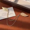 Broche de Corrente com Franjas Estilo Europeu e Americano Alfinete de Lapela Asa Broche Vintage para Terno Masculino Acessório Anti-Exposição Decoração de Roupa