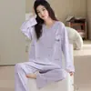 Pijama de manga larga y pantalón largo en stock para mujer, nuevo estilo de otoño, cuello redondo, sin cierre, diseño de dibujos animados, casual, se puede usar afuera, ropa de estar de algodón, juego de dos piezas