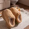 Novas pantufas de algodão com sola grossa para outono e inverno para mulheres, adequadas para uso interno, apresentando um design felpudo, quente e antiderrapante com uma sensação confortável e acolchoada