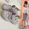 Sandálias fechadas para meninos 2026 novos sapatos de praia de verão para crianças maiores e meninas, sapatos esportivos antiderrapantes de sola macia