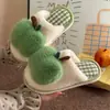 Chinelos de Algodão com Solado Macio de Maçã Desenhada 2026 Outono/Inverno Novos Chinelos de Casa Peludos Espessos Quentes Antiderrapantes para Mulheres