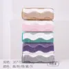 Toalha Colorida Ondulada Novo Estilo, Espessa, Absorvente, Fleece de Coral que Não Solta Fiapos, Toalha de Rosto Doméstica Macia para Secar Cabelo