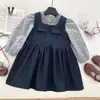 Conjunto de Moda Feminina Outono 2026 Camisa de Manga Longa com Bolinhas Vestido Colete Jeans Sem Mangas Conjunto Fofo de Duas Peças para Bebê