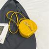 Bolsa de Ombro Estilo Ocidental Estilo Coreano para Mulheres Primavera e Verão 2025 Design de Nicho Embossado Ins Bolsa Transversal Pequena Bolsa Redonda de Mão