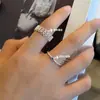 Anillo de Zirconia Azul Cielo de Lujo Ligero Gama Alta para Mujer Fresco Sencillo Fideos de Huevo Diseño Elegante Anillo Versátil Gama Alta