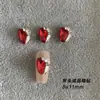 Arte de Uñas Vintage con Acabado Rojo con Pedrería Apilada, Base Curva, Pedrería Grande, Perla, Arte de Uñas Deslumbrante, Pedrería Apilada, Hacha, Decoración de Uñas de Caramelo