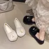 Novos Sapatos de Algodão de Um Passo Fofos Tamanho Grande 2026 Versáteis para Exterior Mocassins com Forro de Lã Sapatos Peludos Femininos