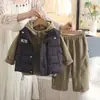2026 Nuevo Conjunto de Ropa de Invierno para Niños Chaleco con Insignia en el Pecho Engrosado Elegante Conjunto de Tres Piezas Estilo Otoño e Invierno Más Terciopelo Más Espesor Dropshipping