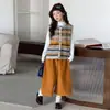 Conjunto de Niña 2026 Otoño Nuevo Estilo Coreano Chaleco Suéter Color Bloque Vintage, Camiseta Base, Pantalones de Pierna Ancha Conjunto de Tres Piezas Moderno