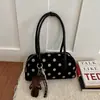 Bolso de Felpa con Lunares de Gamuza de Nicho para Mujer 2026 Estilo Nuevo Rojo Bolso de Novia para Boda Bolso de Hombro Único para el Trabajo Bolso Almohada para el Brazo
