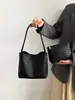 Bolsa estilo coreano retrô com textura trançada, modelo bucket, nova coleção verão 2026, simples e elegante, para uso diário, de ombro ou axila.