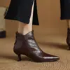 Botines Cortos de Piel Suave Estilo Francés con Punta Aguda para Mujer, Corte en V Adelgazante, Tacón de Gatito, Nuevo Estilo Otoño e Invierno 2026, Botines que Hacen que los Pies Parezcan Más Pequeños