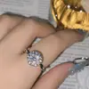 Anillo de Diamante Dorado Estilo Francés Romántico de Alta Gama Moda Joyería Camelia, Anillo de Piedra Preciosa Dorado Chapado en Oro con Forma de Flor Delicado y Deslumbrante