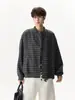 Jaqueta listrada cinza escuro estilo americano masculina, uma peça de outono moderna e versátil, apresentando um design de jaqueta baseball solta, casual e estilosa