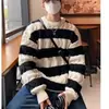 Suéter suave a rayas de cuello redondo moderno de corte holgado para hombre, estilo casual relajado regular de otoño, ropa casual de manga larga para invierno
