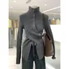 [Hilo hilado grueso] Camiseta base de punto de manga larga de cuello alto para mujer, otoño e invierno, con cintura irregular y una abertura