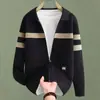 Nuevo Suéter de Punto Rayado para Hombre con Cuello 2026, Chaqueta Cárdigan de Punto con Cremallera de Hilo Nuevo, Ropa Versátil para Hombre