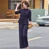 Elegante conjunto de dos piezas de otoño para mujeres de mediana edad en sus cincuentas, con un diseño chic y elegante, perfecto para usar en primavera y otoño