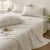 2026 Nuevo Estilo Gasa Arrugada Bordada Colcha de Verano Colcha de Aire Acondicionado Colcha Refrescante de Verano Juego de Cuatro Piezas Susurro Floral