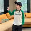 [Liquidación] Top Versátil para Niños Primavera 2026 Camiseta de Manga Larga de Algodón Puro con Estampado de Letras y Mangas Raglán Bloqueadas por Color Moderno