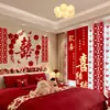 Set de decoración para habitación de boda, incluyendo artículos para el dormitorio de los novios, decoraciones para la pared del cabecero y arreglos florales para crear una atmósfera romántica en la habitación del hotel.
