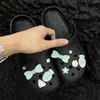Lindo librito rojo con agujero para pez pequeño zapatos para zapatos diy accesorios para zapatos flor tridimensional para zapatos hebilla de zapato alta calidad creativa resina