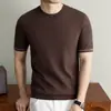 Camisa masculina popular de manga curta feita de linho Tencel de contagem 68 com seda de amoreira, apresentando inserções coloridas em jacquard na gola interna e nos punhos