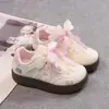 Tênis de Solado Macio para Crianças 2026 Novo Estilo Primavera/Verão Moda para Meninas Versátil Tênis de Treino Alemão Gatinho Peixinho Forrest Gump Shoes Tendência