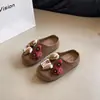 Zapatos planos de moda populares, lindos, de dibujos animados, con suela blanda, para niñas, nueva colección primavera y otoño 2026, medias pantuflas estilo Birkenstock con suela blanda