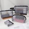 Bolsa Cosmética de Malha Super Quente com Flocagem Branca Ins Armazenamento de Concha Recortada Lavável Portátil Estilo Hong Kong Bolsa Feminina Portátil