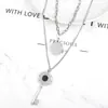 Cadena de suéter de acero de titanio hip hop de doble capa apilada, colgante de llave redonda con marca incrustada de diamantes, accesorios de personalidad femenina, todo a juego avanzado