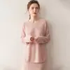 2025 Novo Suéter com Fenda Estilo Preguiçoso Curvo Cauda de Andorinha Suéter Básico Macio e Sedoso Suéter de Cashmere para Bebê Suéter Feminino Gola Redonda Estilo Fino