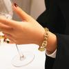 Pulseira de Ouro Retrô Europeia e Americana Pulseira Assimétrica de Aço Titânio Abertura em Forma de C Pulseira Ajustável de Aço Inoxidável para Mulheres