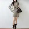 Vestido de punto de lana pura para mujer con cuello alto, diseño único, mangas acampanadas y un color liso versátil, perfecto para otoño e invierno