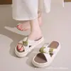 Sandalias de trigo de suela gruesa de alta gama para mujer, moda de verano 2026 muy vendida, chanclas de playa estilo hada para combinar con vestidos