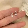 Brincos Geométricos Simples em Forma de Estrela para Meninas, Pequenos e Delicados, Design de Nicho, Brincos Versáteis e de Alta Qualidade para Uso Diário