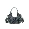 2026 Nuevo Bolso de Mano Retro de Mezclilla con Efecto Desgastado Tipo Bolso Dumpling Patrón de Diamantes Popular Tendencia Europea Americana Bolso Cruzado para Viajes