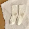 Calcetines de Color Sólido con Oso de Dibujos Animados hasta la Mitad de la Pantorrilla para Mujer, Calcetines Otoñales Sin Costuras, Calcetines Versátiles Holgados, Calcetines Verticales Rayados para Mujer de Universidad