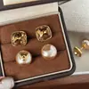 Pendientes de Botón Geométricos Elegantes Franceses con Pedrería y Perlas Artificiales Nuevo Estilo 2025 Temperamento Versátil Otoño/Invierno Pendientes de Tacto de Alta Gama Accesorios para Orejas