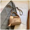 Bolso de diseño simple tipo cubo para mujer 2026 Nuevo de moda Retro Gran capacidad para el trabajo Hombro Cruzado Transversal Fronterizo