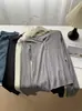 Design de gola V com detalhes de botões, camiseta casual de manga longa para mulheres, outono e inverno de 2026, adequada para usar em camadas ou sozinha, corte justo, ombro normal, top moderno