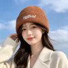 Nuevo gorro de punto bordado versátil para otoño e invierno, sombrero para clima frío que adelgaza la cara, gorro de punto cálido estilo coreano para proteger las orejas