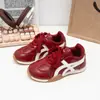 Zapatos para niñas 2026 otoño nuevo zapatillas deportivas infantiles casuales ligeras para niñas moda rojo zapatos de entrenamiento alemanes