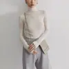 Elegante y sofisticado suéter de punto de cuello alto gris para mujer, perfecto para usar en capas en otoño e invierno, con un corte ajustado y una textura suave y cómoda.