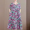 Vestido floral de mamá, nuevo modelo verano 2026, para mediana edad y mayores, hecho de algodón rayón, corte holgado, estampado, vestido de longitud media