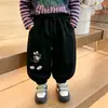 Calça de moletom infantil com desenho, novo estilo 2026, coleção de primavera e outono da moda para crianças, calça comprida casual para bebês meninos e meninas, moderna