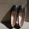 Sapatos rasos gigantes de pele de ovelha macia de couro completo sapatos de cano baixo para primavera e outono sapatos femininos com laço sapatos vermelhos rake rake sapatos