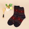 Venta al por mayor del fabricante Nuevos calcetines de lana para mujer de otoño e invierno Calcetines suaves Calcetines jacquard de ciervos navideños Calcetines para mujer Calcetines de media pantorrilla para mujer