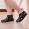 Botas de chuva femininas da moda para uso externo, forradas com fleece, antiderrapantes, de cano curto, com sola macia, sola grossa, sola plana, corte baixo, resistentes ao desgaste, para o inverno